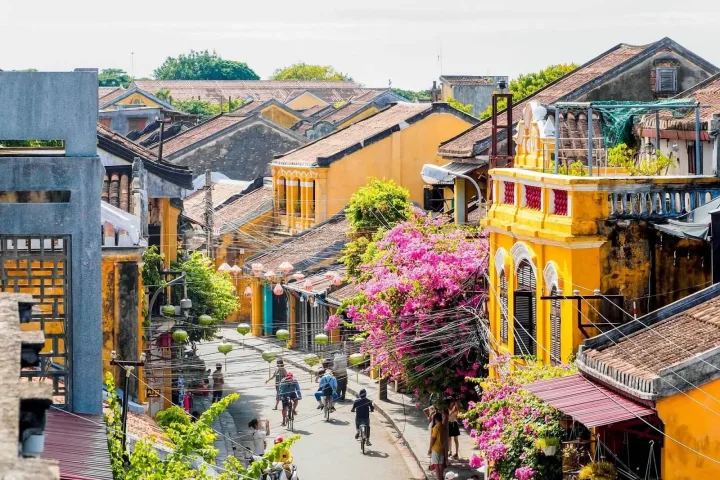 Du lịch Duyên hải miền Trung Việt Nam là một hành trình khám phá đầy màu sắc, nơi vẻ đẹp tự nhiên hòa quyện cùng di sản văn hóa phong phú. Từ những bãi biển cát trắng trải dài như Nha Trang, Quy Nhơn, Đà Nẵng đến các di sản văn hóa thế giới như Hội An, Huế, miền Trung thu hút du khách bởi sự đa dạng trong trải nghiệm. Du khách có thể đắm mình trong làn nước biển trong xanh, khám phá các khu nghỉ dưỡng cao cấp, thưởng thức ẩm thực biển tươi ngon, hay ngược dòng lịch sử tại các công trình kiến trúc cổ kính. Bên cạnh đó, sự thân thiện và mến khách của người dân địa phương cũng góp phần tạo nên những ấn tượng khó quên trong lòng du khách. Dù bạn là người yêu thích khám phá thiên nhiên, đam mê tìm hiểu văn hóa hay chỉ đơn giản muốn tìm một nơi để thư giãn, Duyên hải miền Trung đều có thể đáp ứng và mang đến những kỷ niệm đáng nhớ.