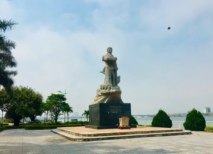 Tượng đài Mẹ Suốt
